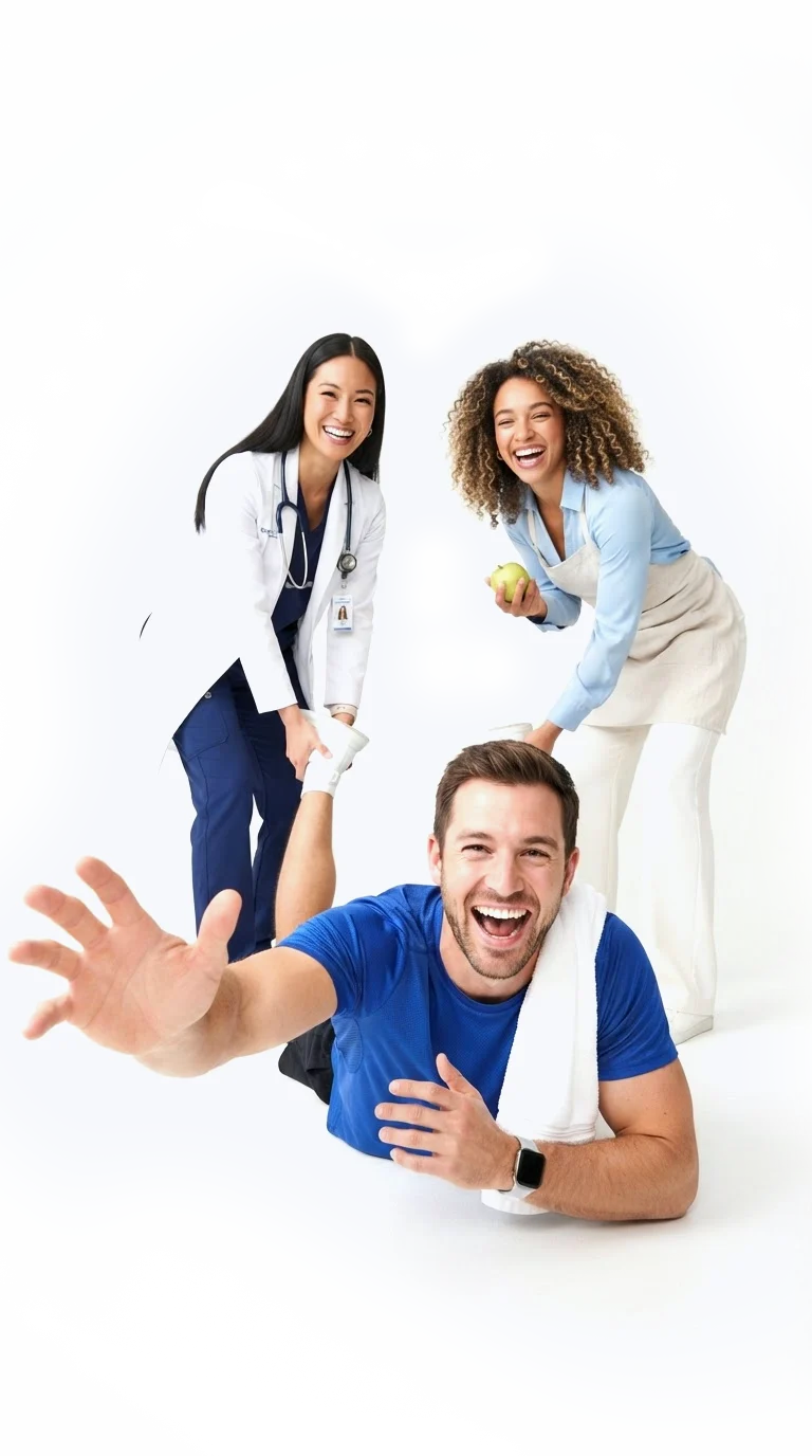 Uma médica de jaleco e uma nutricionista seguram, rindo, os tornozelos de um personal trainer deitado no chão, que estende a mão em direção à câmera.